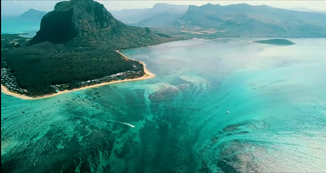 underwater-waterfall